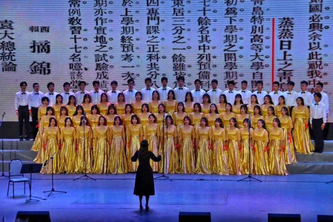藏了31年！原来她就是“戏骨”何政军妻子，难怪当年拒绝巩俐示爱